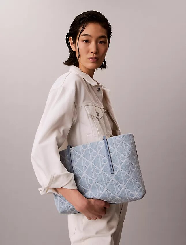 Bolso tote pequeño de Denim con el logotipo del emblema por toda la superficie Bolso tote pequeño de Denim con el logotipo del emblema por toda la superficie