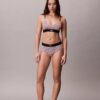 Bralette elástico de microfibra Unlined con Monogram gráfico Bralette elástico de microfibra Unlined con Monogram gráfico
