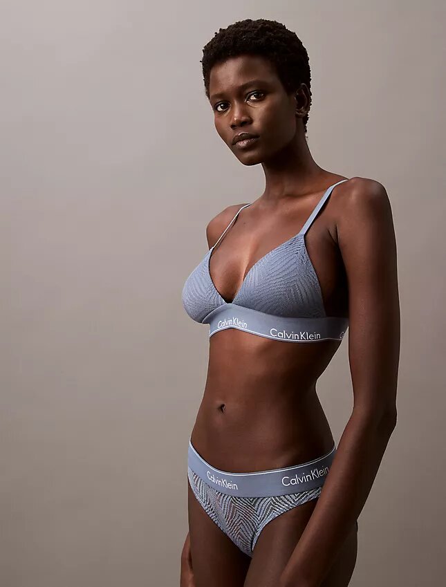 Bralette triangular con forro ligero y encaje moderno Bralette triangular con forro ligero y encaje moderno
