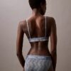 Bralette triangular con forro ligero y encaje moderno Bralette triangular con forro ligero y encaje moderno