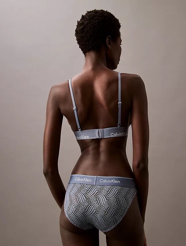 Bralette triangular con forro ligero y encaje moderno Bralette triangular con forro ligero y encaje moderno