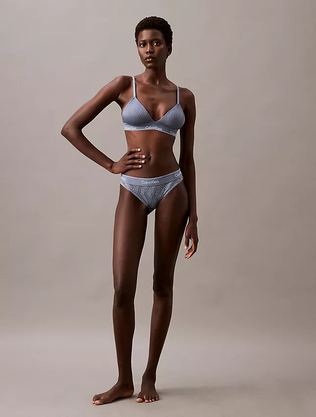 Bralette triangular con forro ligero y encaje moderno Bralette triangular con forro ligero y encaje moderno