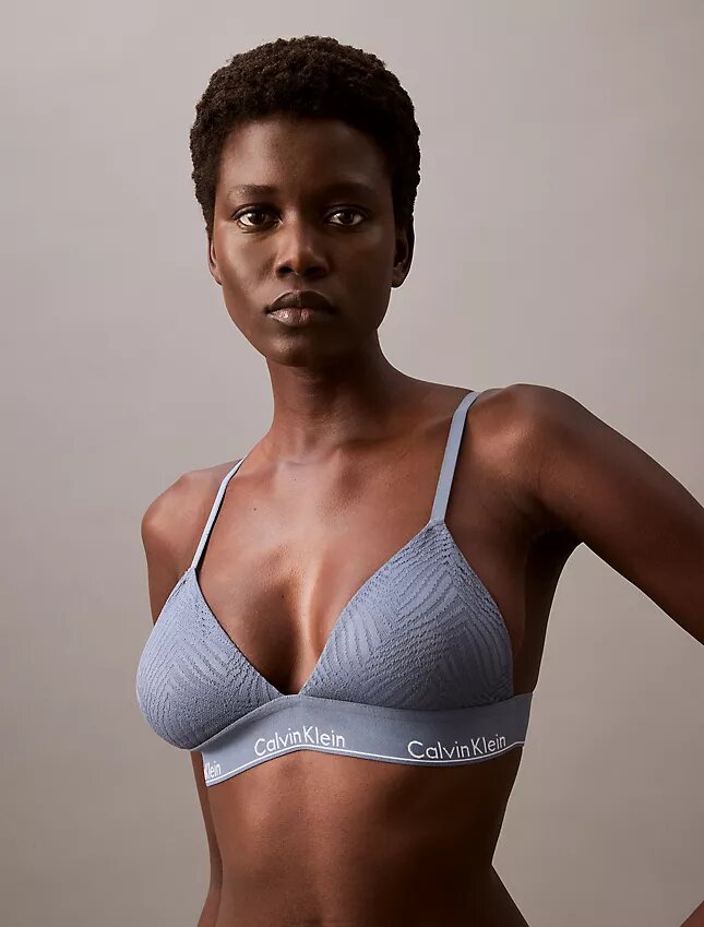 Bralette triangular con forro ligero y encaje moderno Bralette triangular con forro ligero y encaje moderno