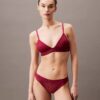 Bralette triangular con forro ligero y encaje moderno Bralette triangular con forro ligero y encaje moderno