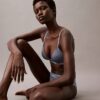 Bralette triangular con forro ligero y encaje moderno Bralette triangular con forro ligero y encaje moderno