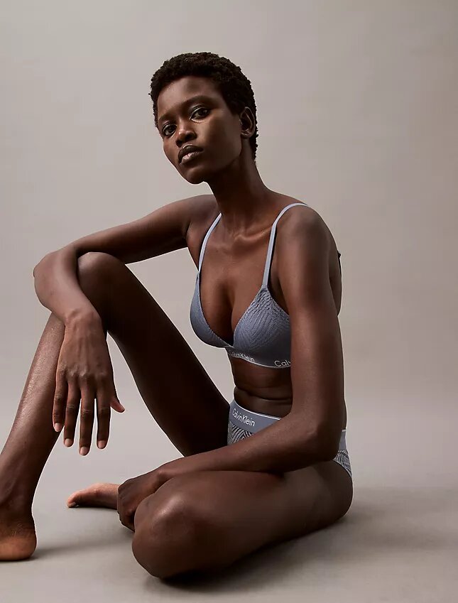 Bralette triangular con forro ligero y encaje moderno Bralette triangular con forro ligero y encaje moderno