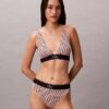 Bralette triangular elástica de Microfiber con Monogram gráfico y forro ligero Bralette triangular elástica de Microfiber con Monogram gráfico y forro ligero