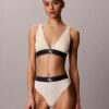 Bralette triangular elástica de Microfiber con Monogram gráfico y forro ligero Bralette triangular elástica de Microfiber con Monogram gráfico y forro ligero