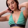 Bralette triangular elástica de Microfiber con Monogram gráfico y forro ligero Bralette triangular elástica de Microfiber con Monogram gráfico y forro ligero