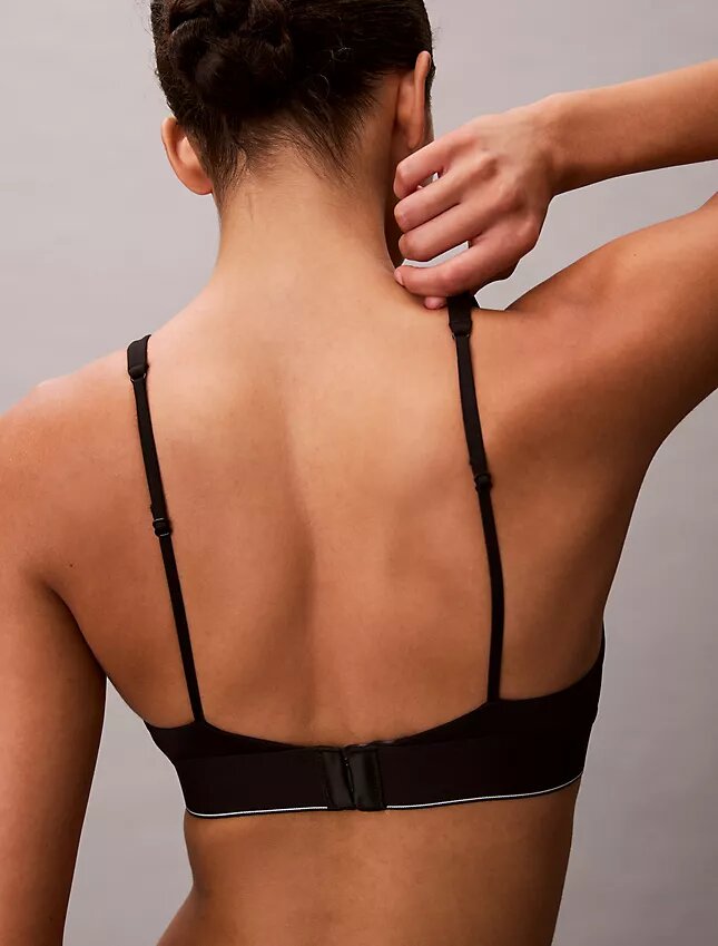 Bralette triangular elástica de Microfiber con Monogram gráfico y forro ligero Bralette triangular elástica de Microfiber con Monogram gráfico y forro ligero