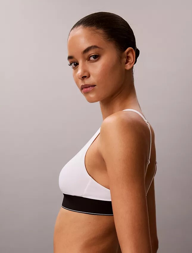 Bralette triangular elástica de Microfiber con Monogram gráfico y forro ligero Bralette triangular elástica de Microfiber con Monogram gráfico y forro ligero