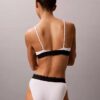 Bralette triangular elástica de Microfiber con Monogram gráfico y forro ligero Bralette triangular elástica de Microfiber con Monogram gráfico y forro ligero
