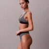 Bralette triangular elástica de Microfiber con Monogram gráfico y forro ligero Bralette triangular elástica de Microfiber con Monogram gráfico y forro ligero