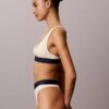 Bralette triangular elástica de Microfiber con Monogram gráfico y forro ligero Bralette triangular elástica de Microfiber con Monogram gráfico y forro ligero