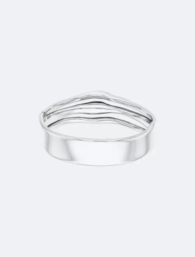 Brazalete con bisagra de forma fluida y escultural Brazalete con bisagra de forma fluida y escultural