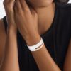 Brazalete escultural con bisagra Brazalete escultural con bisagra
