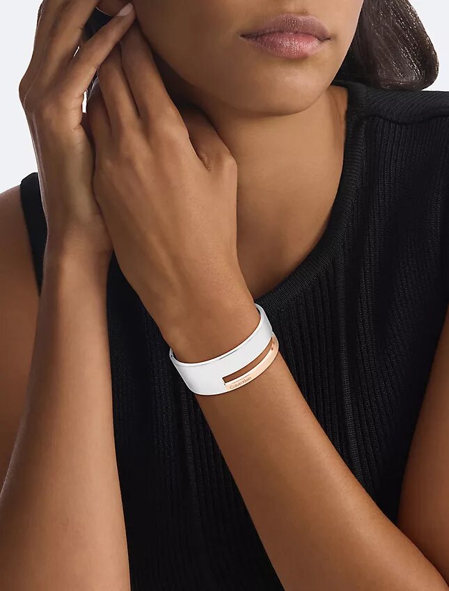 Brazalete escultural con bisagra Brazalete escultural con bisagra