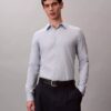 Camisa ajustada con botones y estampado jacquard geométrico Camisa ajustada con botones y estampado jacquard geométrico