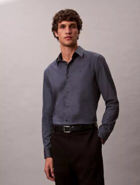 Camisa ajustada con botones y estampado jacquard geométrico Camisa ajustada con botones y estampado jacquard geométrico