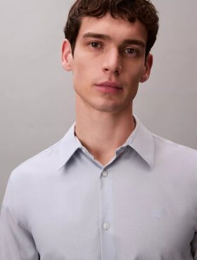 Camisa ajustada con botones y estampado jacquard geométrico