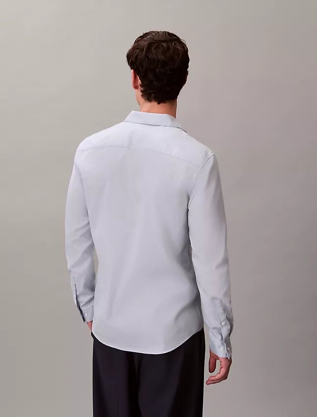 Camisa ajustada con botones y estampado jacquard geométrico Camisa ajustada con botones y estampado jacquard geométrico