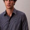 Camisa ajustada con botones y estampado jacquard geométrico Camisa ajustada con botones y estampado jacquard geométrico