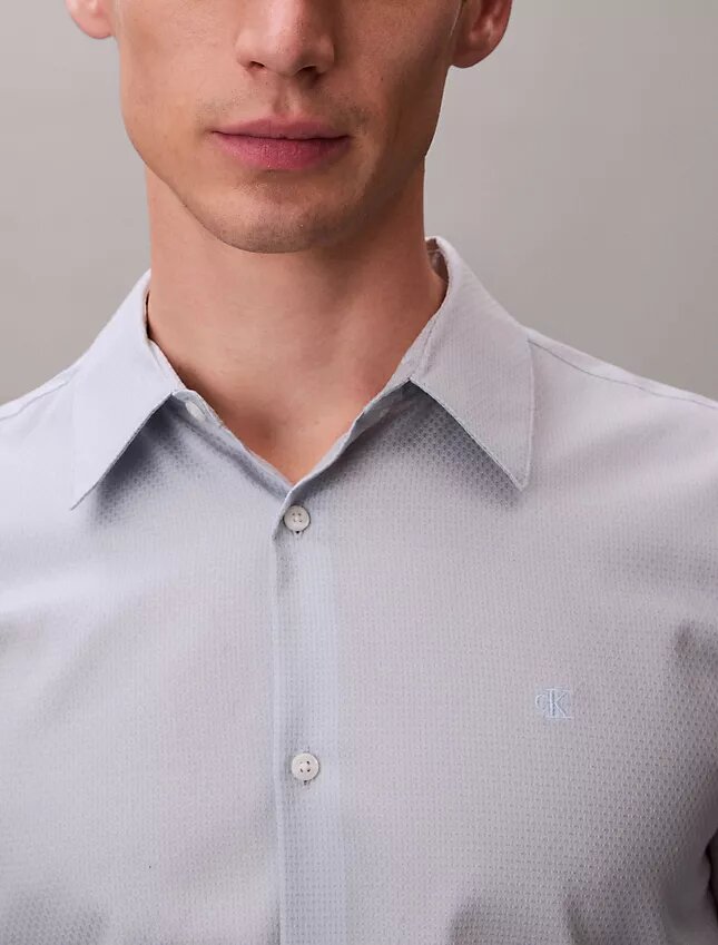 Camisa ajustada con botones y estampado jacquard geométrico Camisa ajustada con botones y estampado jacquard geométrico
