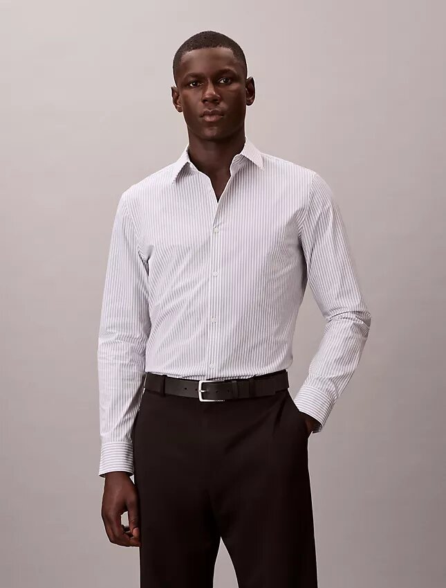 Camisa ajustada con botones y rayas de tejido técnico elástico Camisa ajustada con botones y rayas de tejido técnico elástico