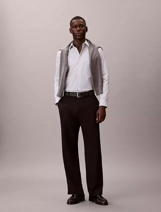 Camisa ajustada con botones y rayas de tejido técnico elástico Camisa ajustada con botones y rayas de tejido técnico elástico