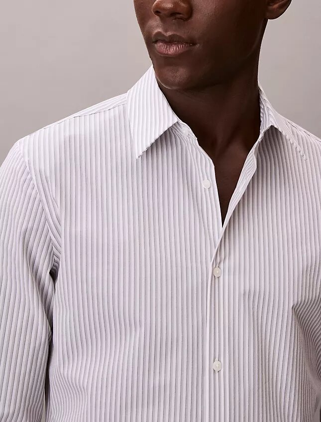 Camisa ajustada con botones y rayas de tejido técnico elástico Camisa ajustada con botones y rayas de tejido técnico elástico
