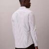 Camisa ajustada con botones y rayas de tejido técnico elástico Camisa ajustada con botones y rayas de tejido técnico elástico