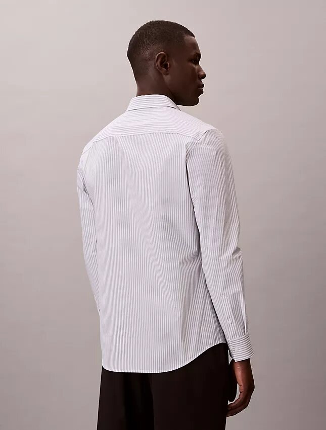 Camisa ajustada con botones y rayas de tejido técnico elástico Camisa ajustada con botones y rayas de tejido técnico elástico