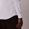 Camisa ajustada con botones y rayas de tejido técnico elástico Camisa ajustada con botones y rayas de tejido técnico elástico