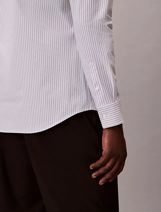 Camisa ajustada con botones y rayas de tejido técnico elástico Camisa ajustada con botones y rayas de tejido técnico elástico