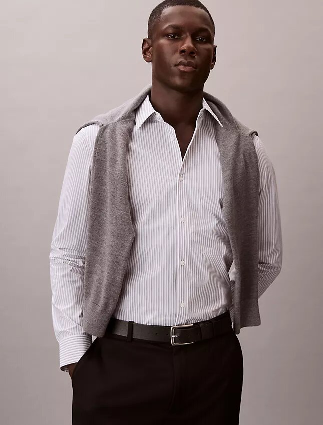 Camisa ajustada con botones y rayas de tejido técnico elástico Camisa ajustada con botones y rayas de tejido técnico elástico