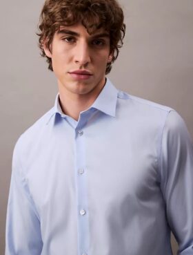 Camisa ajustada con botones y tejido elástico Camisa ajustada con botones y tejido elástico