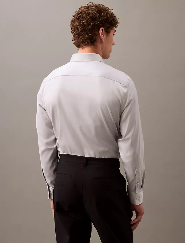 Camisa ajustada con botones y tejido elástico Camisa ajustada con botones y tejido elástico