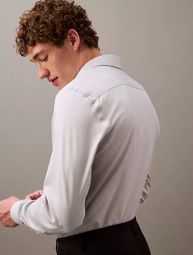Camisa ajustada con botones y tejido elástico Camisa ajustada con botones y tejido elástico