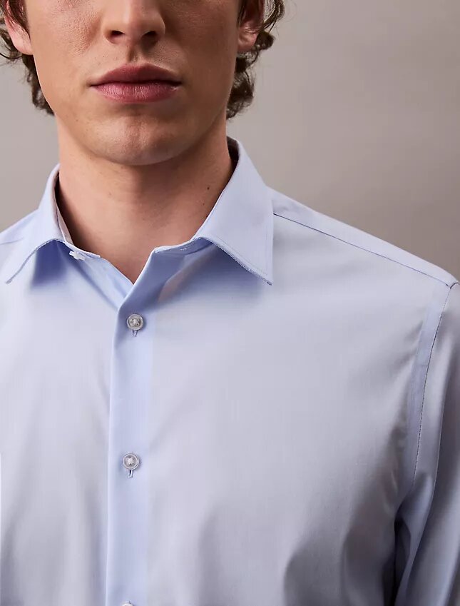 Camisa ajustada con botones y tejido elástico Camisa ajustada con botones y tejido elástico