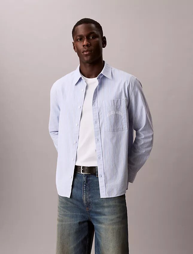 Camisa ajustada de rayas con botones Camisa ajustada de rayas con botones