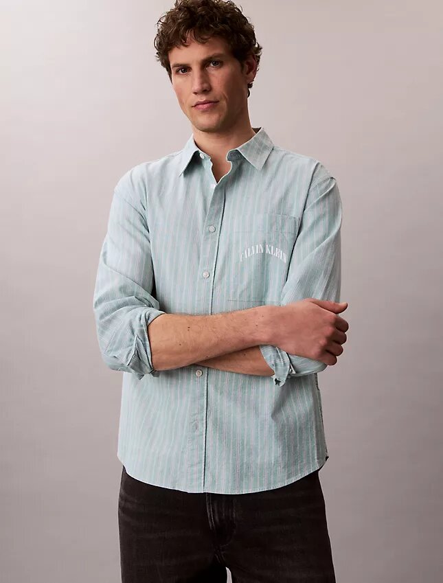 Camisa ajustada de rayas con botones Camisa ajustada de rayas con botones