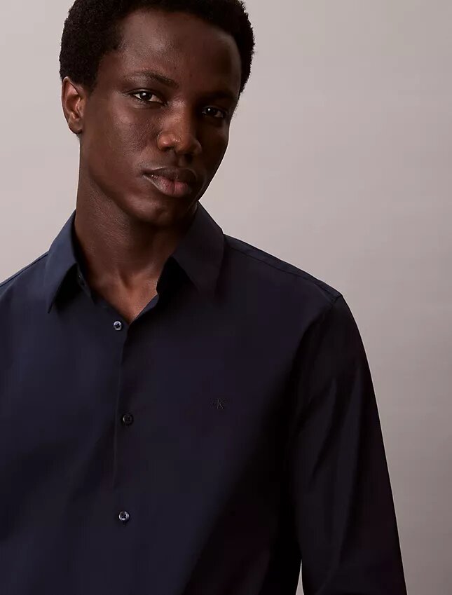 Camisa ajustada elástica con botones Camisa ajustada elástica con botones