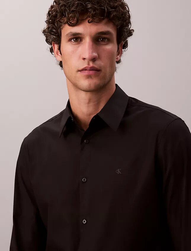 Camisa ajustada elástica con botones Camisa ajustada elástica con botones