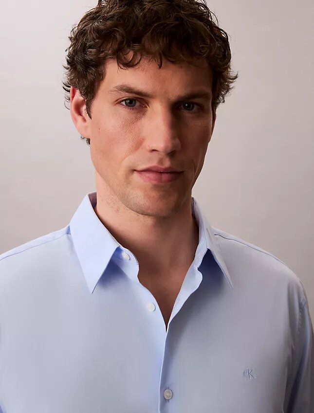 Camisa ajustada elástica con botones Camisa ajustada elástica con botones