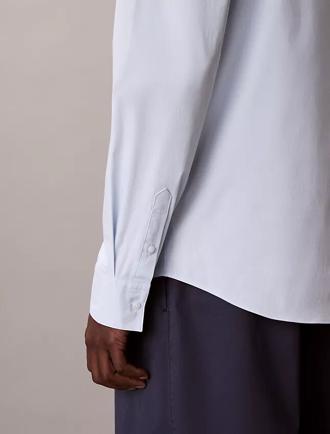 Camisa ajustada elástica con botones Camisa ajustada elástica con botones