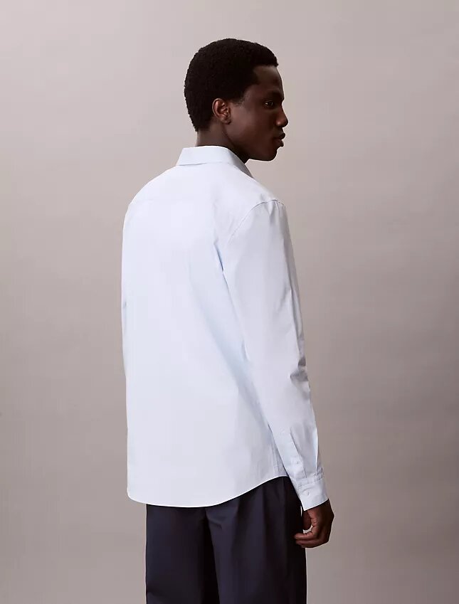 Camisa ajustada elástica con botones Camisa ajustada elástica con botones