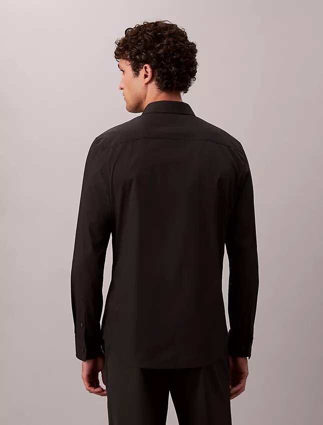 Camisa ajustada elástica con botones Camisa ajustada elástica con botones