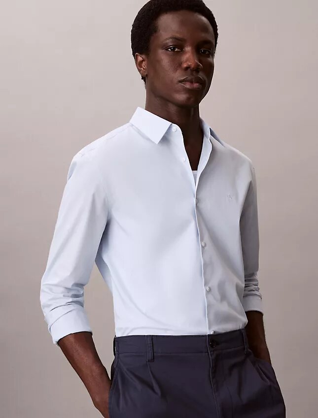 Camisa ajustada elástica con botones Camisa ajustada elástica con botones