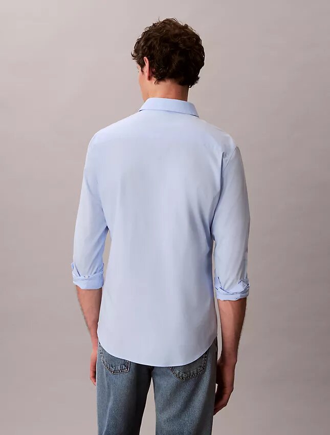 Camisa ajustada elástica con botones Camisa ajustada elástica con botones