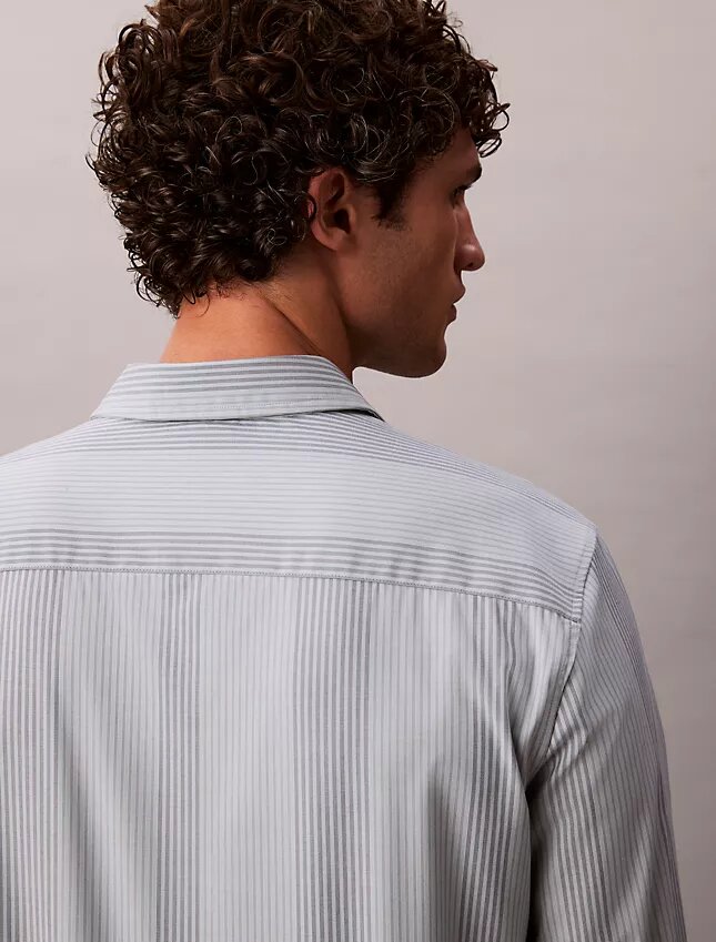 Camisa ajustada elástica Supima con rayas teñidas en hilo Camisa ajustada elástica Supima con rayas teñidas en hilo